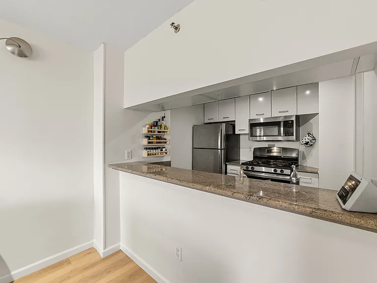 4 Martine Ave #707 — Photo 23