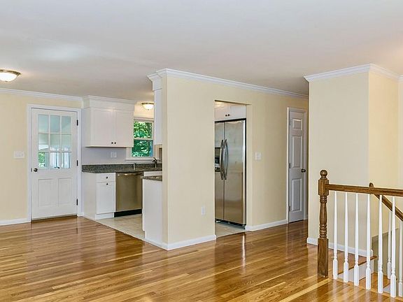 4th image of 57 Newport Dr