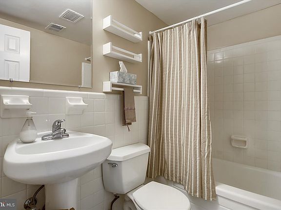 3rd image of 4371 Lee Hwy APT 204