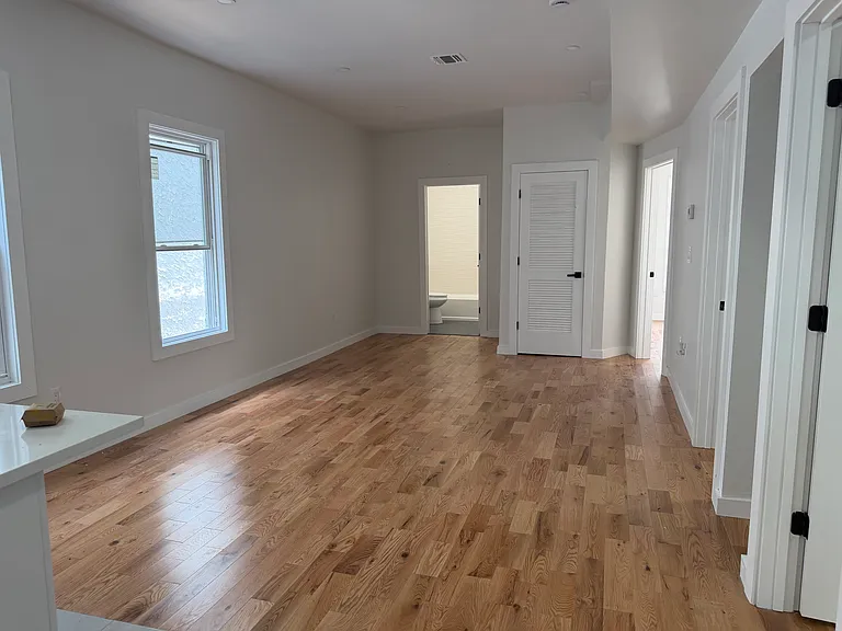 183 Woodside Ave #2F — Photo 3