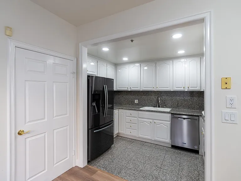1760 N Alexandria Ave — Photo 28
