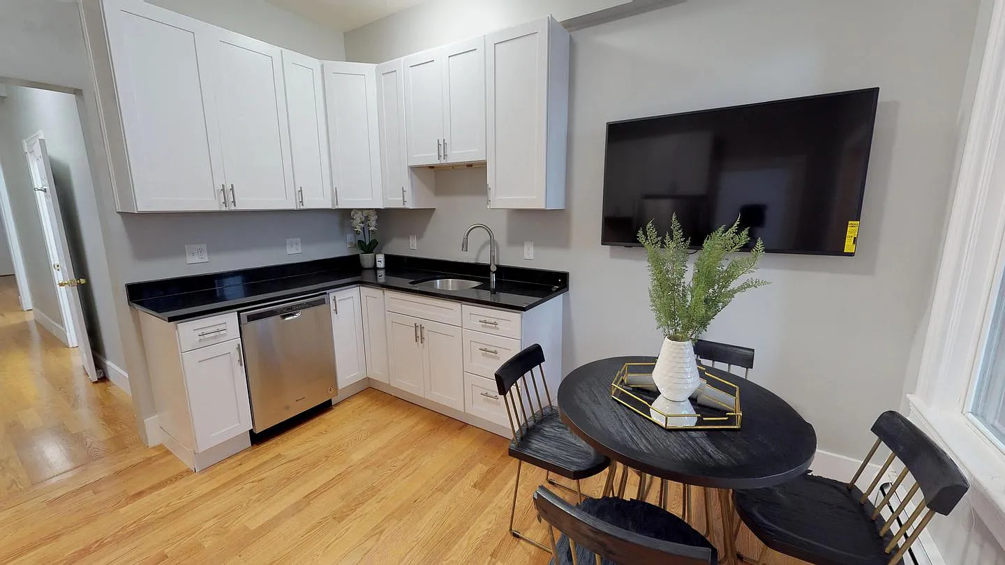 Private Bedroom in Gorgeous Somerville Apartment, Right by Assembly Square - 43 Temple Street — Photo 1