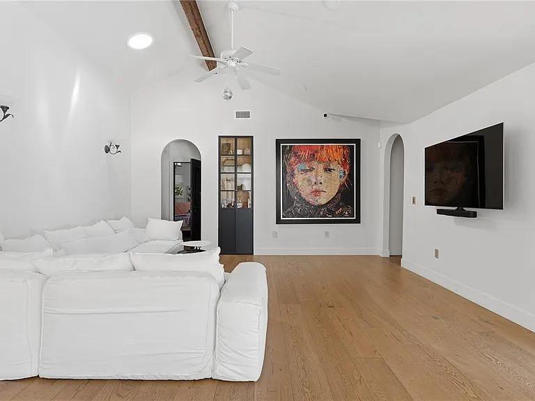 22960 Calvert St — Photo 26