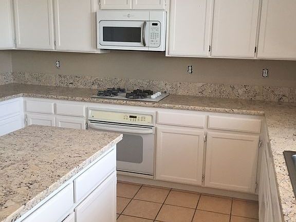 Kitchen w/ center island