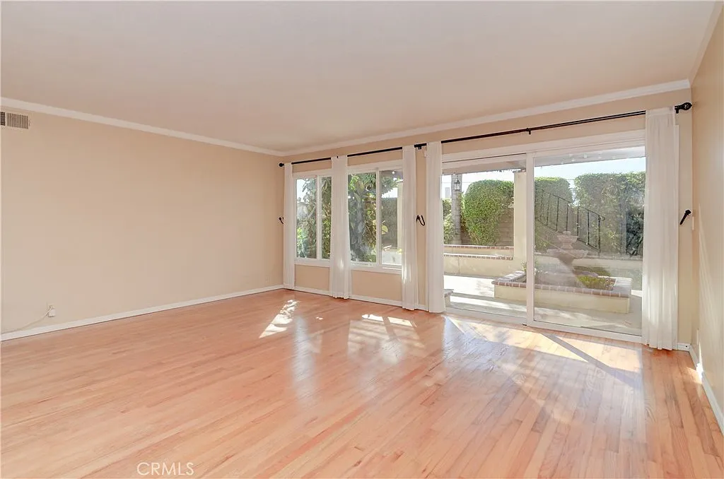 4 bed, 2422 sqft, $6,500 — Photo 4