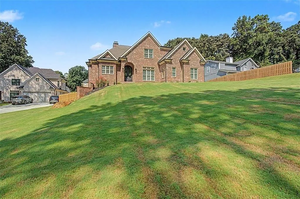 6 bed, 4.0 bath, 5552 sqft, $5,000 — Photo 2