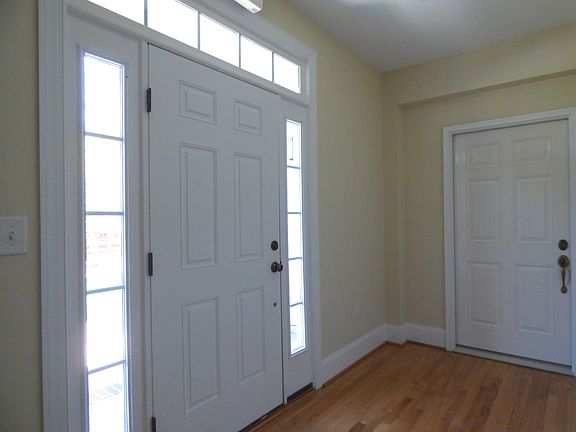 3rd image of 1052 The Glen St