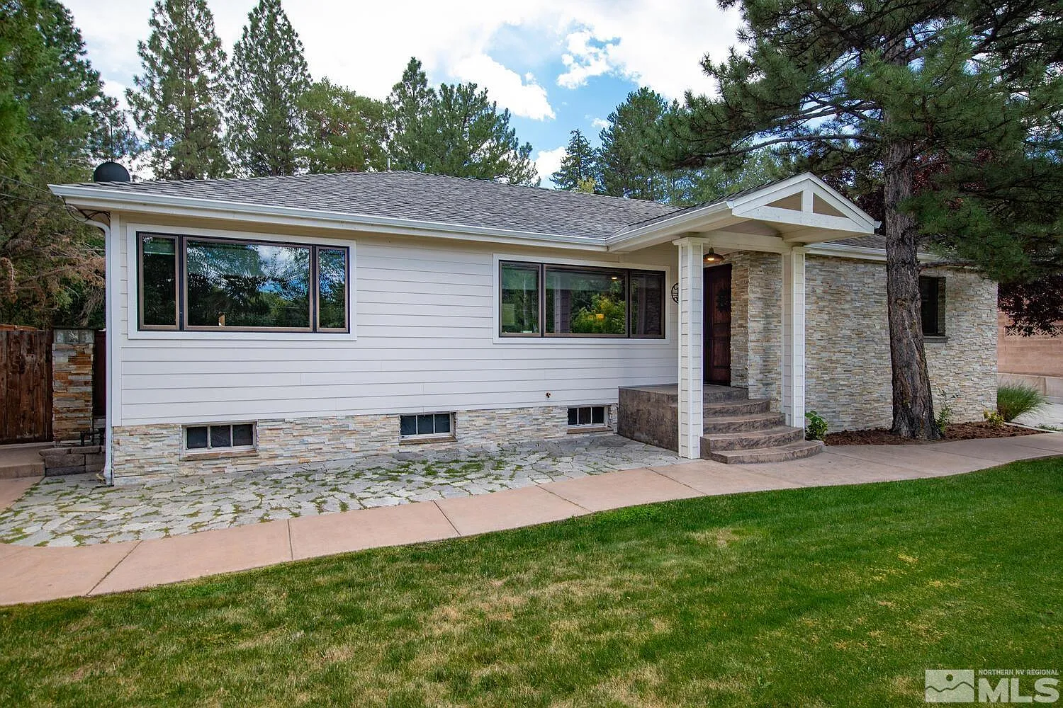 1360 Skyline Blvd photo 1