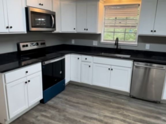 Kitchen: brand new appliances, granite counter tops, as well as brand new cabinets