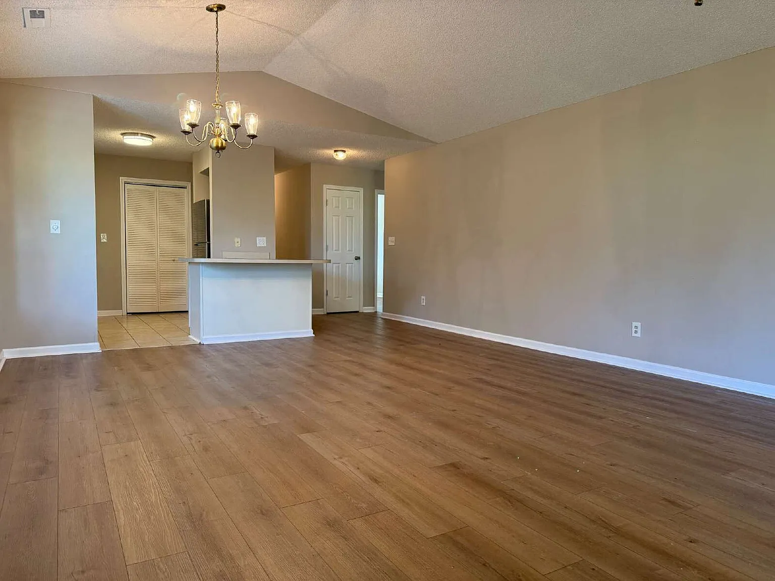 3 bed, 2.0 bath, 1700 sqft, $2,000 — Photo 3