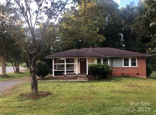 1401 Chelveston Dr, Charlotte, NC 28208