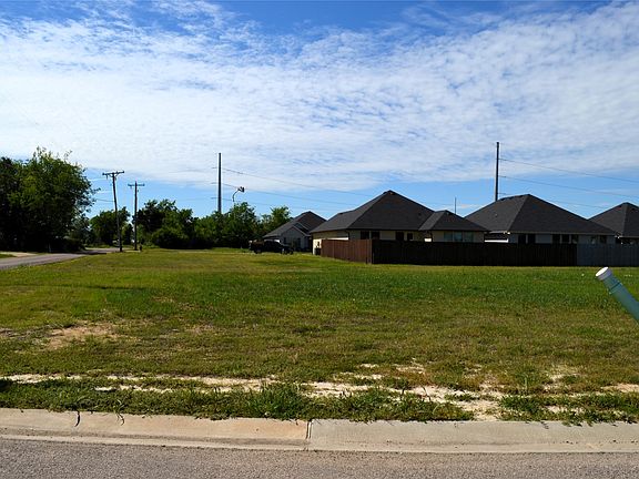 4th image of 303 Preston Rd