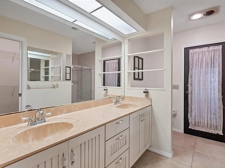 190 N Oxford Dr — Photo 12
