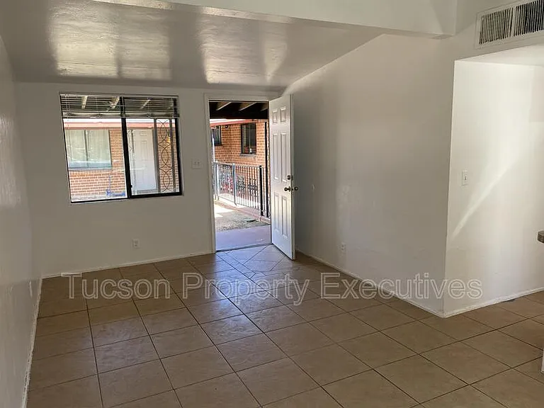 1646 N Beverly Ave — Photo 11