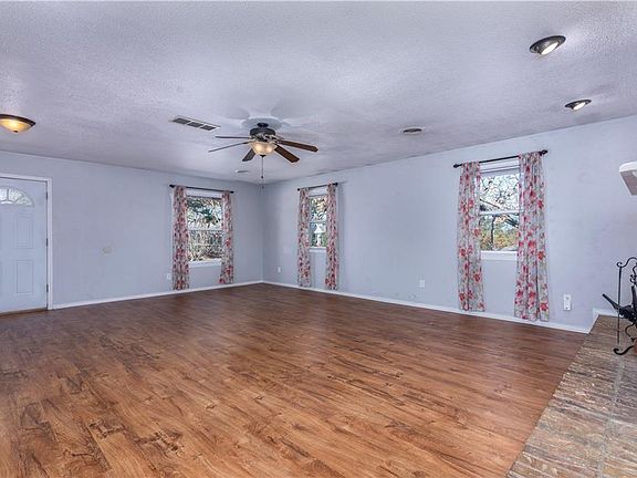 4th image of 1606 Lovers Ln