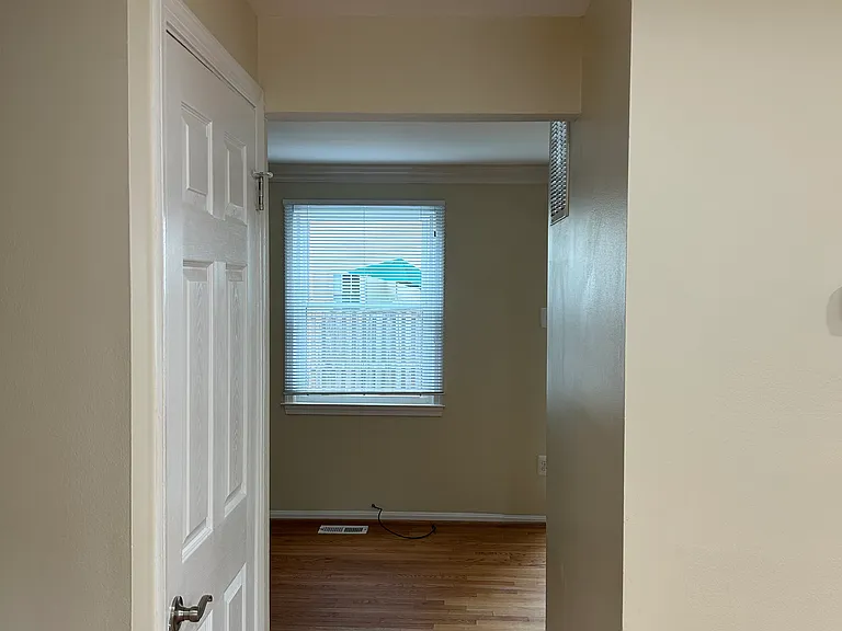 Hallway to dining area and kitchen