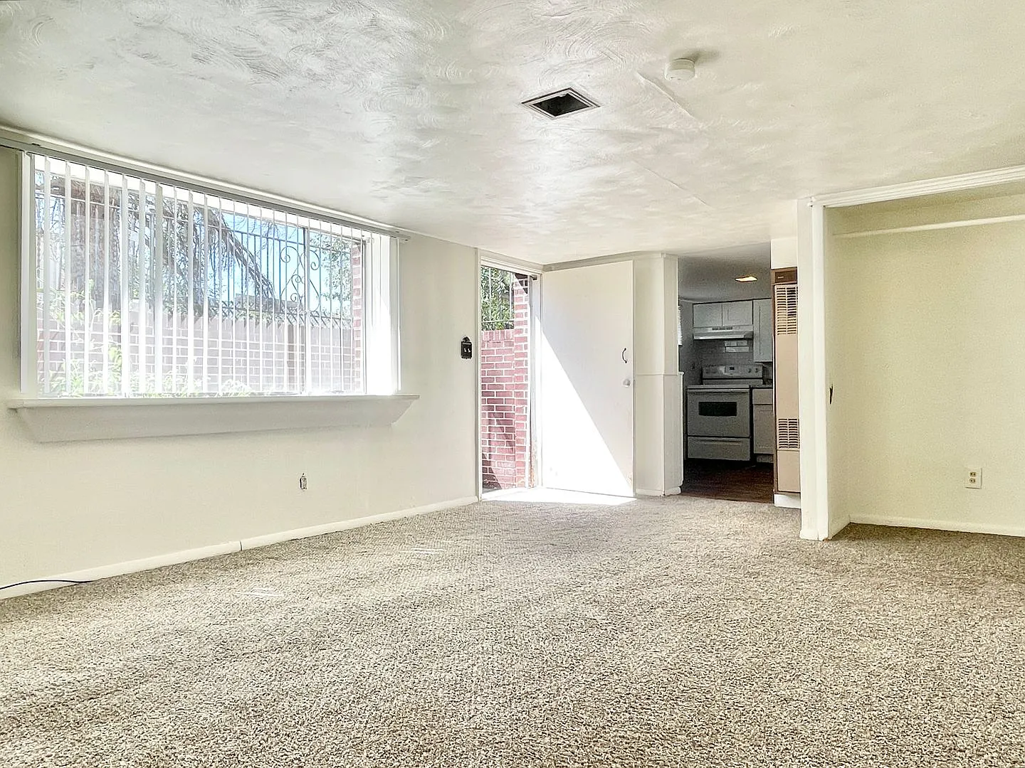 305 N. 100 W. — Photo 3