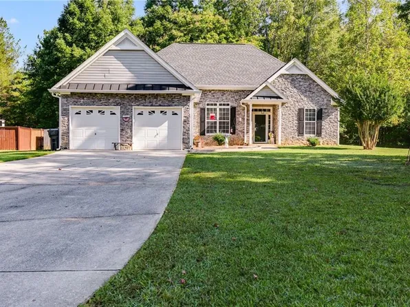 32 Red Leaf Dr, Dallas, GA 30157