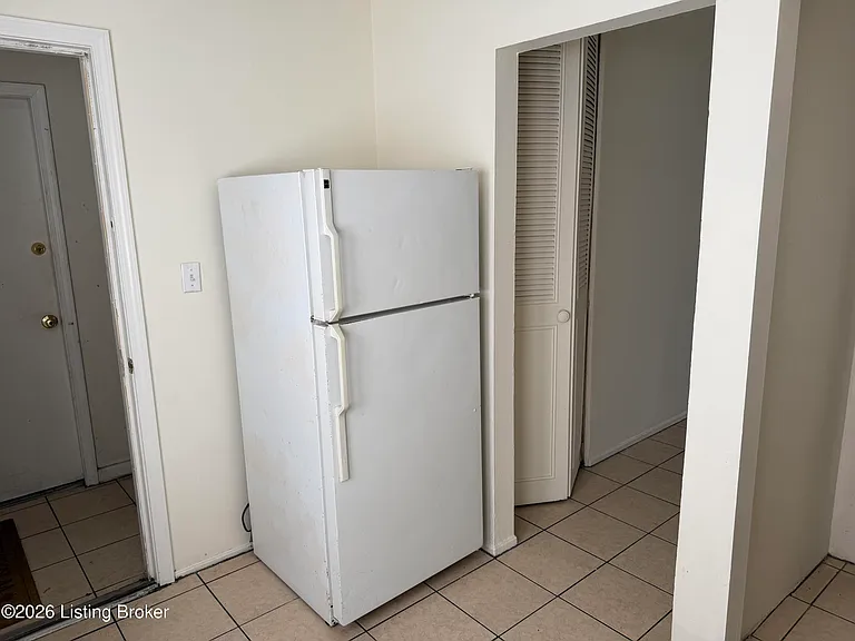 910 Sinclair St — Photo 3