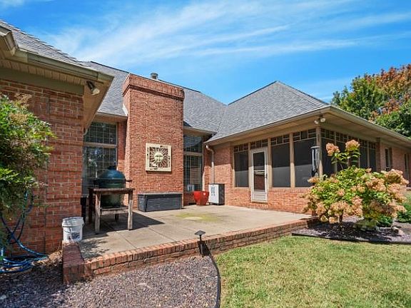 5th image of 1046 N Forest Oak