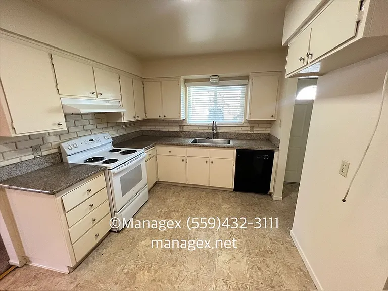 4575 N Lafayette Ave — Photo 5