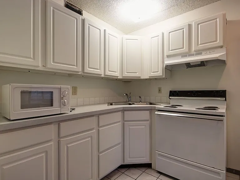 1105 W Main St — Photo 22