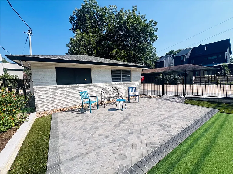 1715 Bluebonnet Ln #A — Photo 2