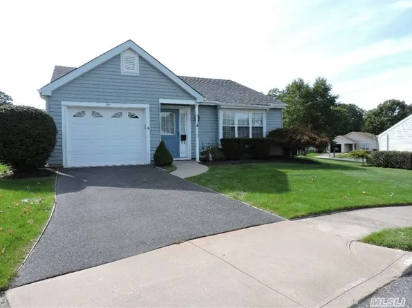 6 Avon Ct, Ridge, NY 11961