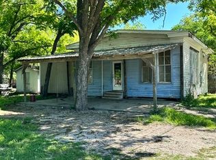 824 N College St, Gonzales, TX 78629