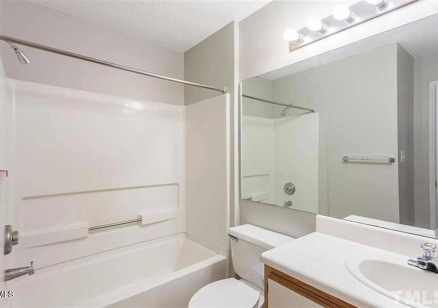 4 Bed 4 Bath Condo Available for Late July Move in! Washer/Dryer Included! Parking included! — Photo 2