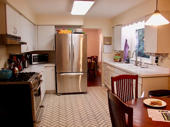 4th image of 25 Valley Brook Dr