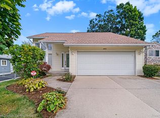 3888 Cresthaven Dr, Waterford, MI 48328