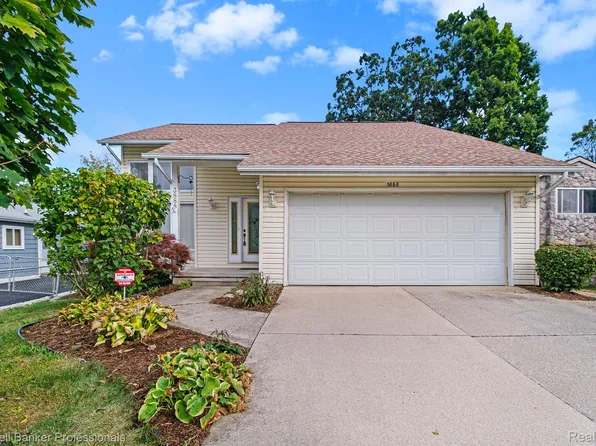 3888 Cresthaven Dr, Waterford, MI 48328