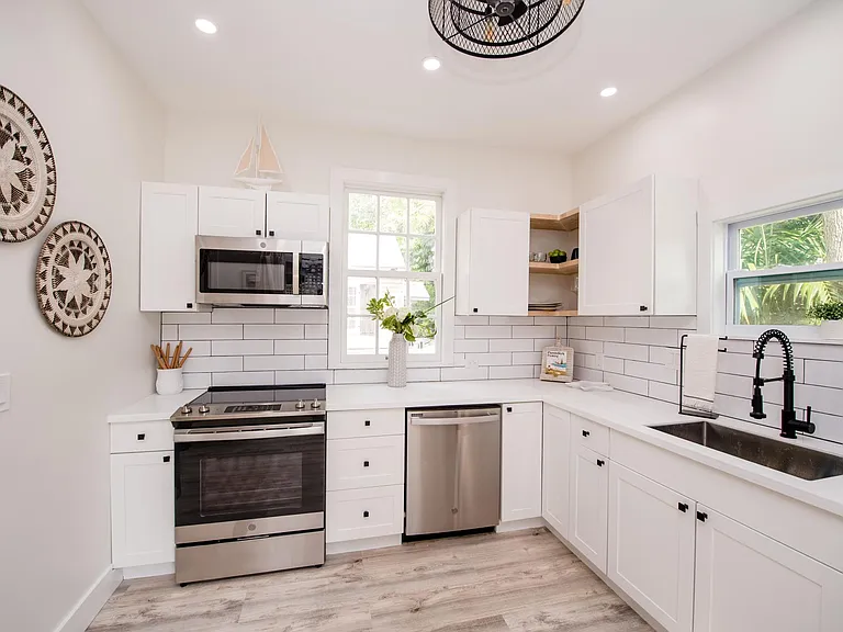 613 Fleming St — Photo 4