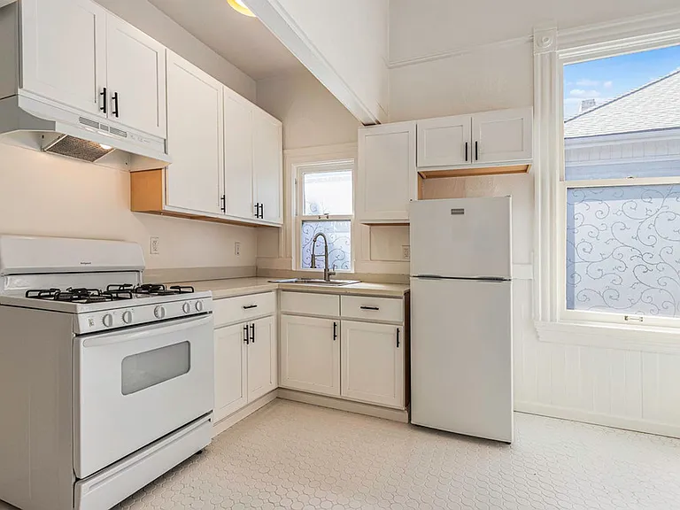 2108 San Antonio Ave #6 - Studio | 1 Bath | Upper Unit | In Home Washer And Dryer — Photo 4