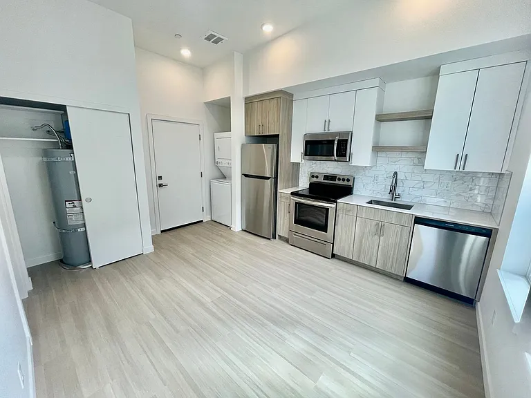 Greenwich Ave Apartments — Photo 7