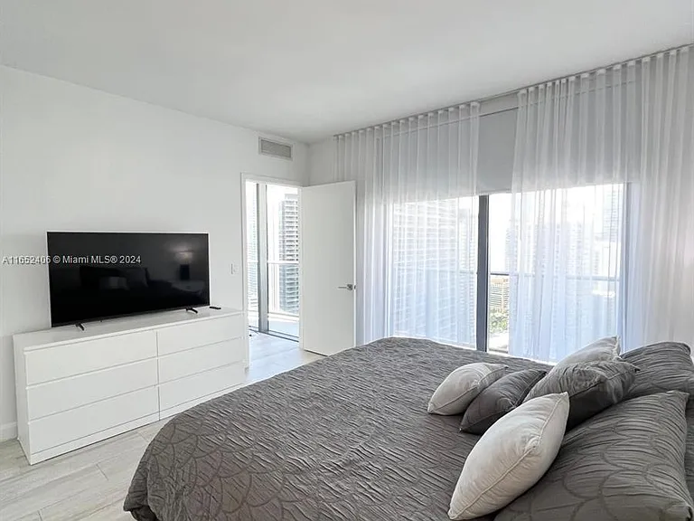 55 SW 9th St #3803 — Photo 6