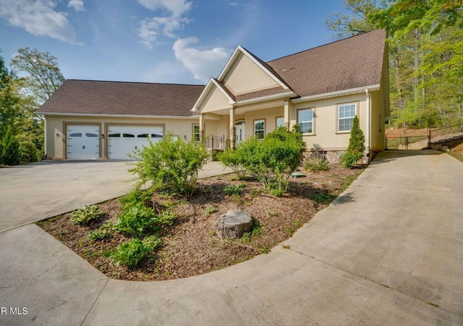 Beautiful 4 bed 4 bath home! — Photo 2