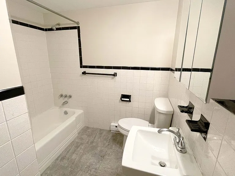 414 S Market St — Photo 7