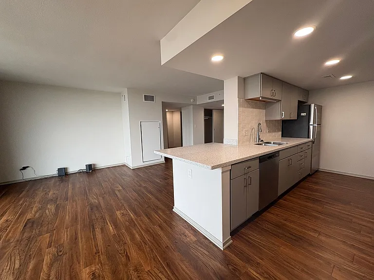 Sky Park Apartments — Photo 36