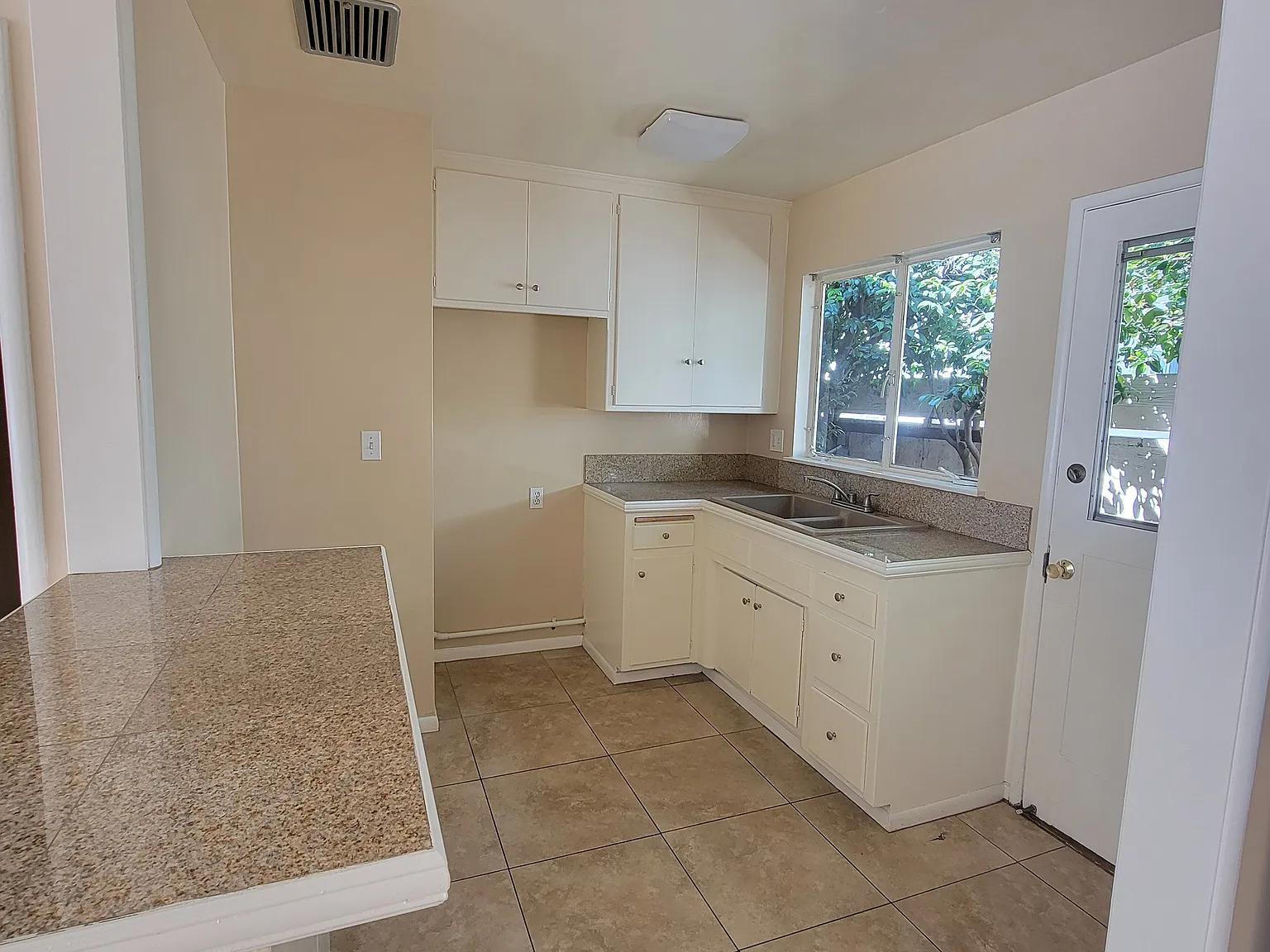 1/2 Wyandotte St, Van Nuys — Photo 2