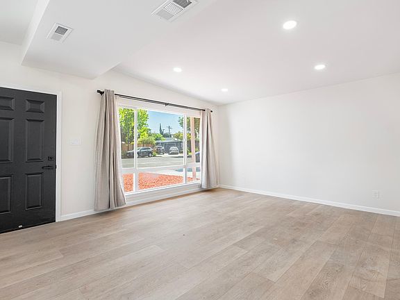 4th image of 217 W Hemlock Ave