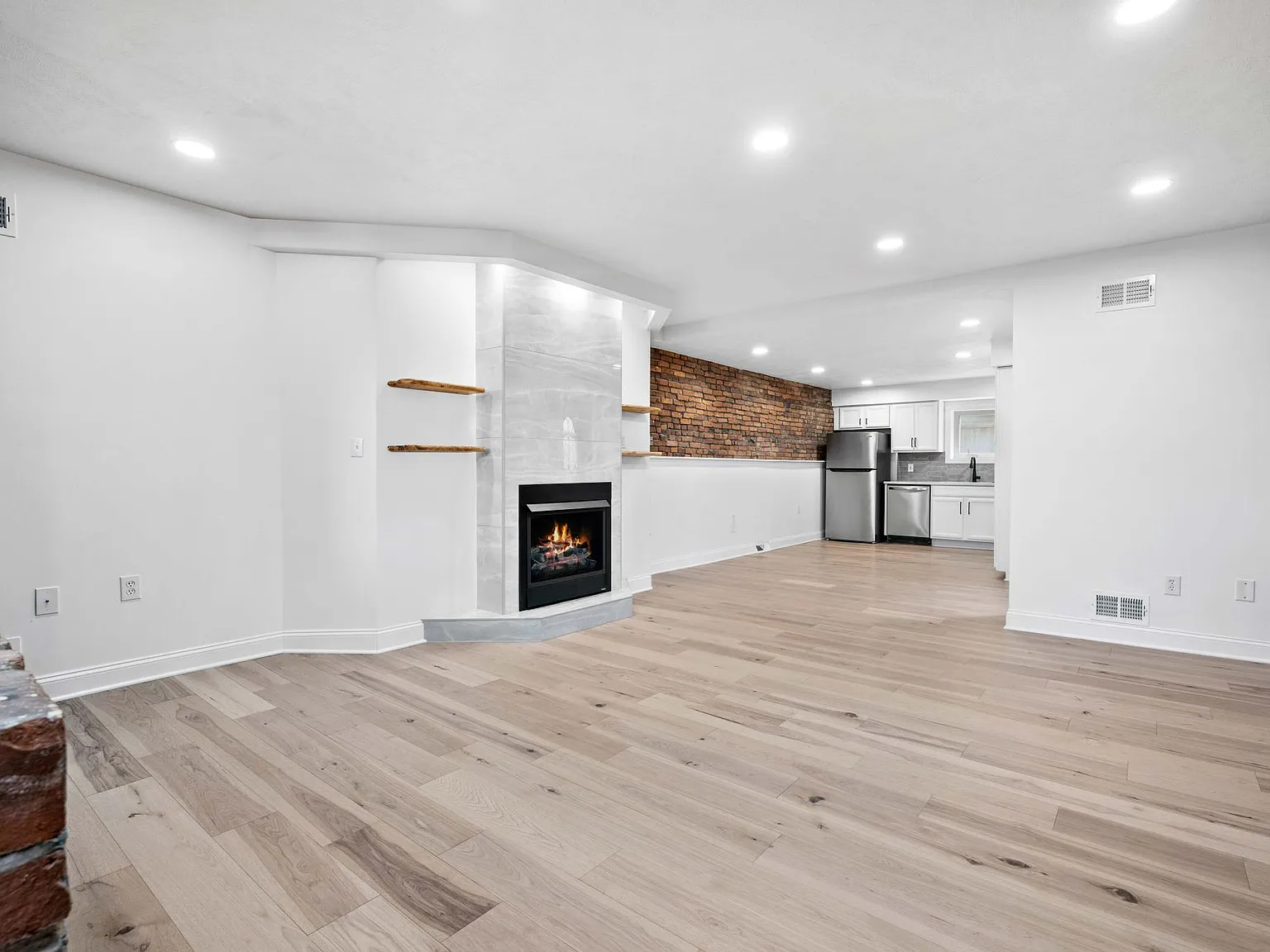 4 bed, 2.5 bath, 2500 sqft, $2,950 — Photo 2