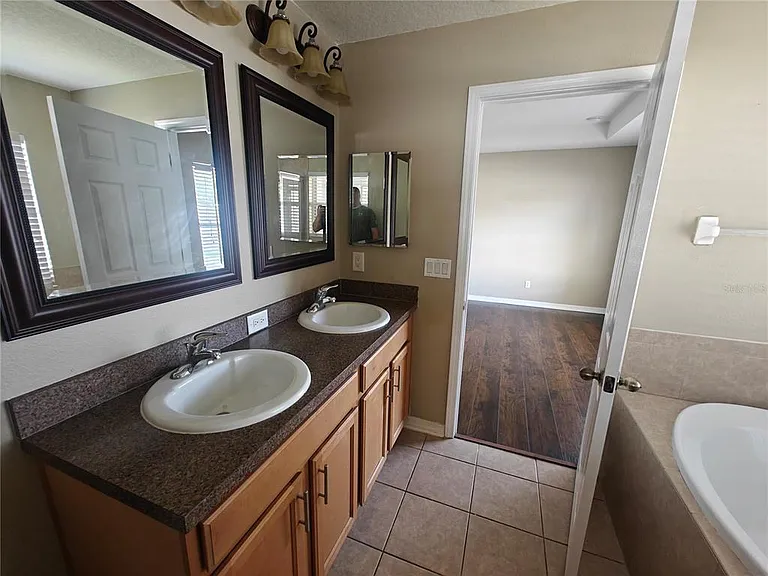 8225 Summer Wood Ln — Photo 14