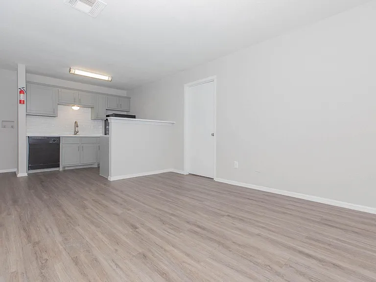 Waterford Grove Apartments — Photo 31