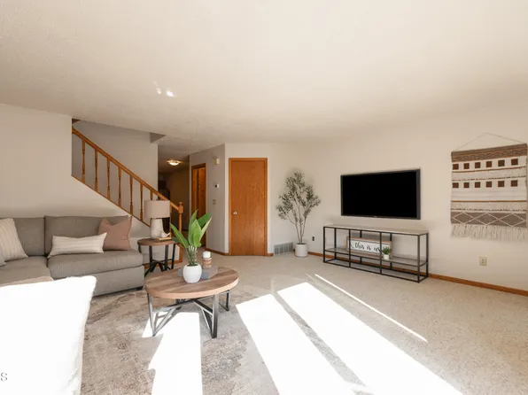 1520 Cimarron Dr, Bismarck, ND 58503