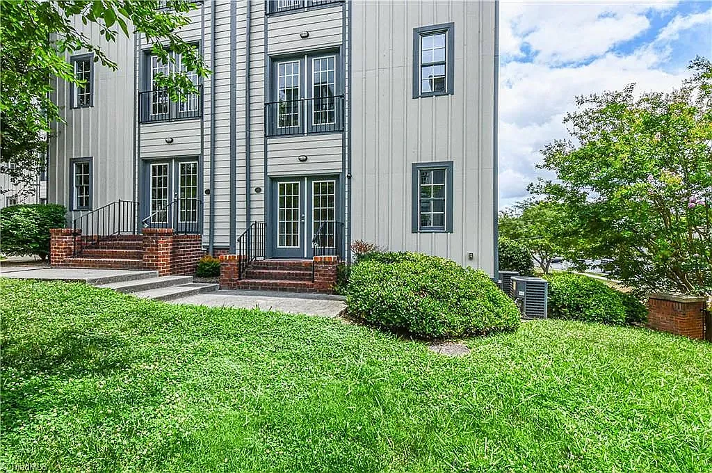 445 McAdoo Ave — Photo 2