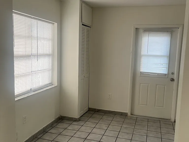 2846 SW 32nd Ave — Photo 3