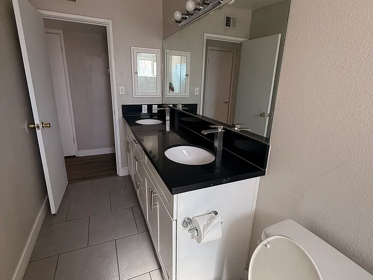 2753 Talbot St — Photo 36