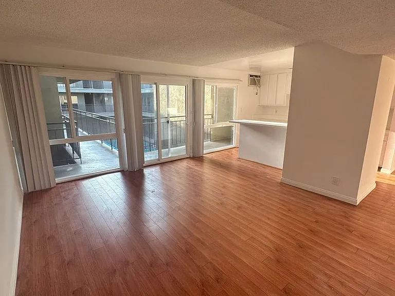511 N Kenmore — Photo 6